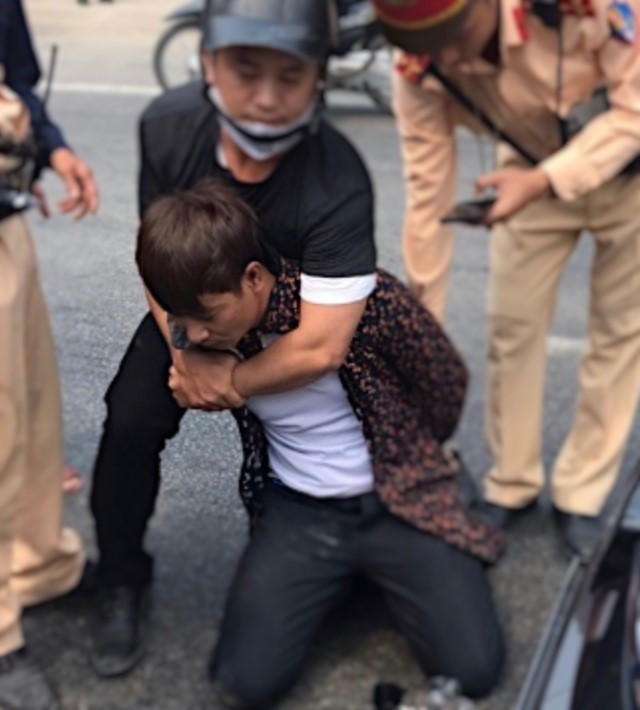 csgt hoa trang tom gon doi tuong dang van chuyen hang ngan vien ma tuy hinh 1