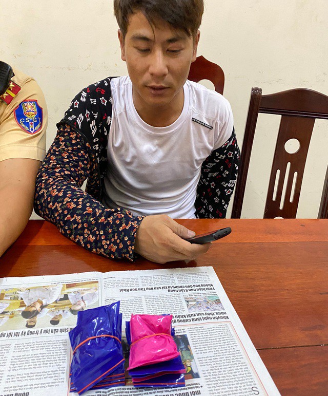 csgt hoa trang tom gon doi tuong dang van chuyen hang ngan vien ma tuy hinh 2