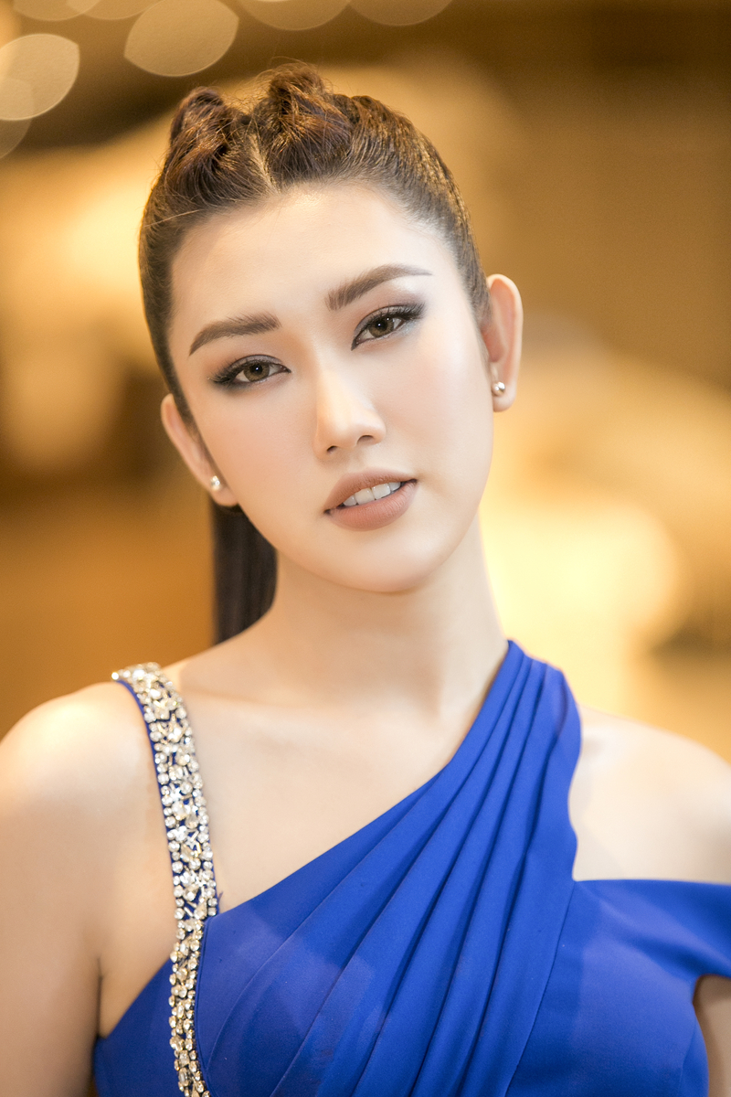 thuy ngan "gao nep gao te" khoe vai tran goi cam khi lan san lam mc hinh 12