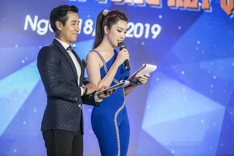 thuy ngan "gao nep gao te" khoe vai tran goi cam khi lan san lam mc hinh 9