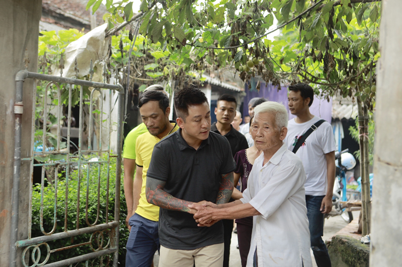tuan hung da bong gop quy sua nha cho bo me nu cdv tu nan hinh 1