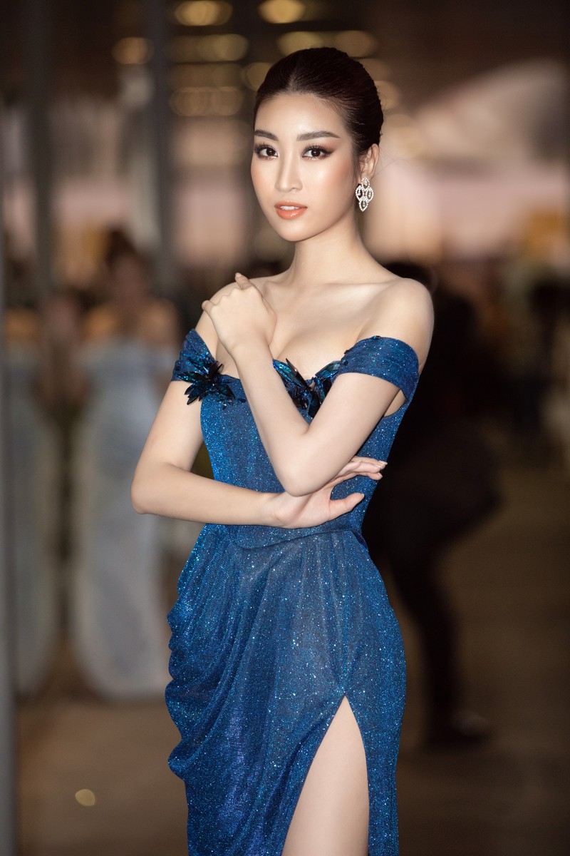 luong thuy linh dien vay xe cao khoe chan dai ben kieu loan, tuong san hinh 12