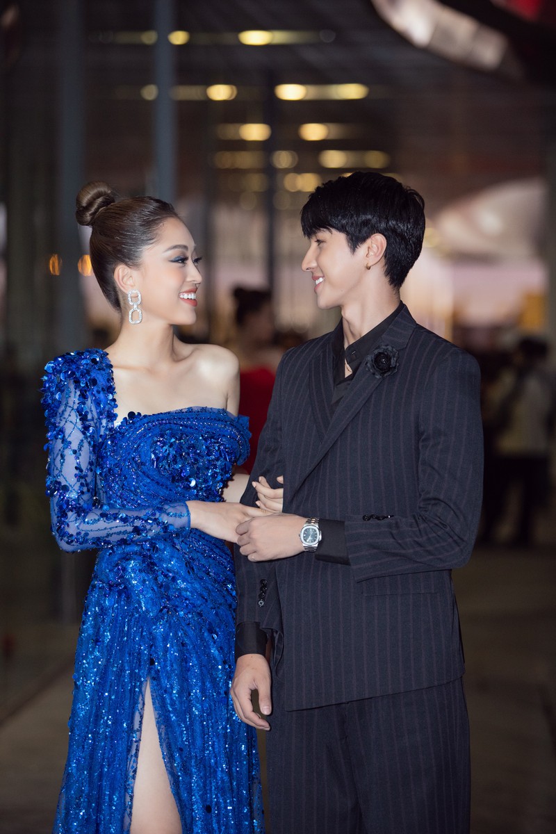 luong thuy linh dien vay xe cao khoe chan dai ben kieu loan, tuong san hinh 9