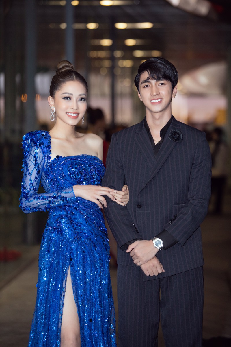 luong thuy linh dien vay xe cao khoe chan dai ben kieu loan, tuong san hinh 8