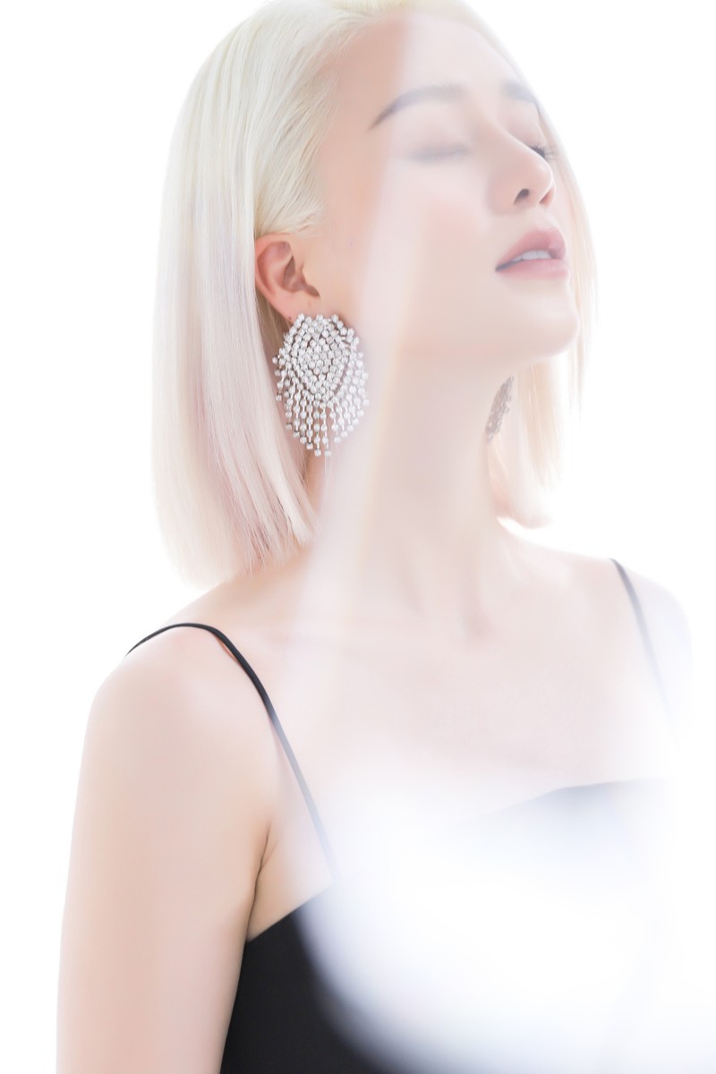thiều bảo trang cá tính với tóc bạch kim trong mv mới dịp valentine hình 2 thieu bao trang ca tinh voi toc bach kim trong mv moi dip valentine hinh 2