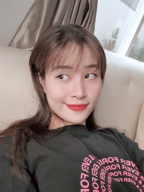 chuyen showbiz: dong nhi khoe duoc chong cham soc mua dich e show hinh 1
