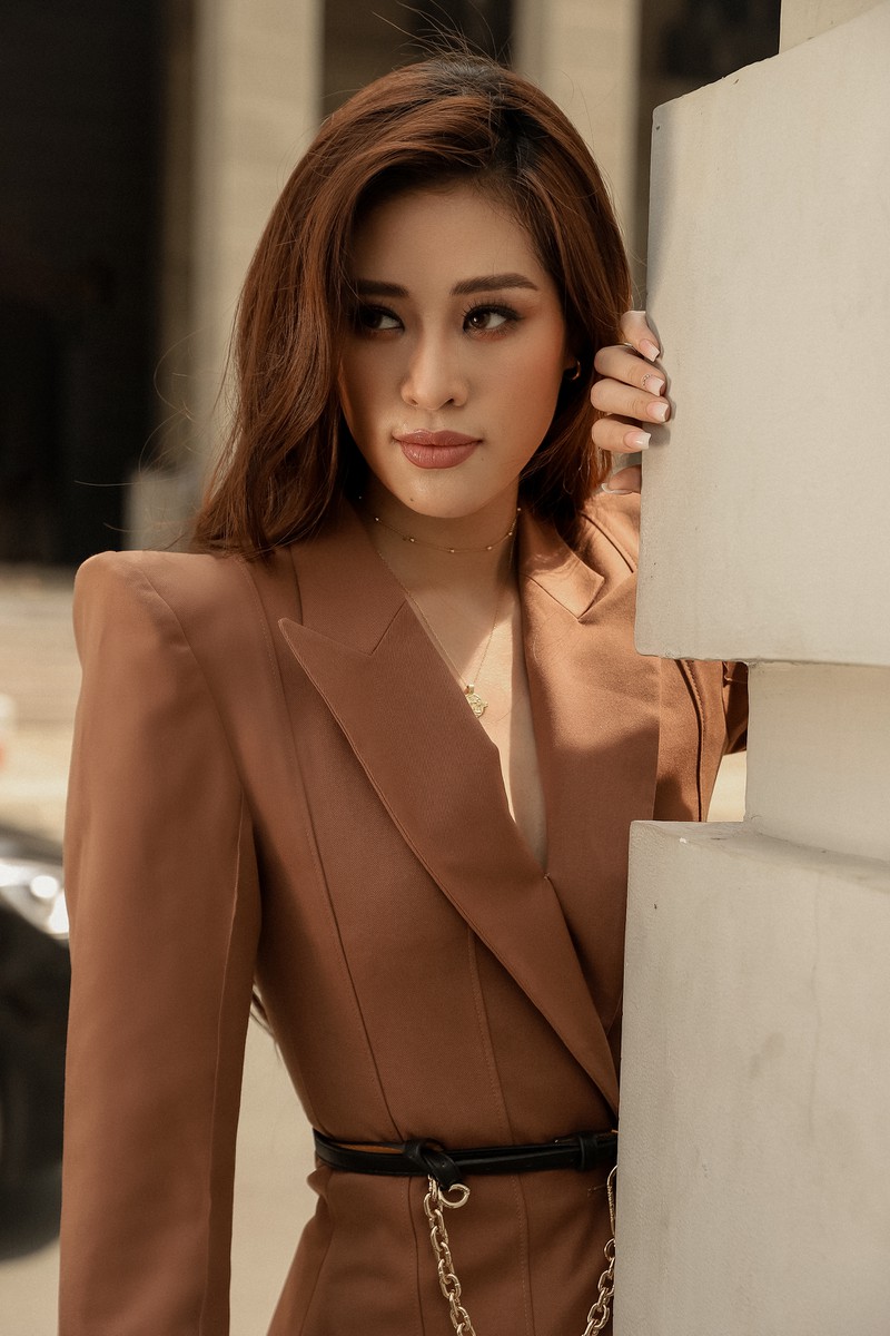hoa hau khanh van "sang chanh" dao pho voi loat trang phuc ca tinh hinh 4