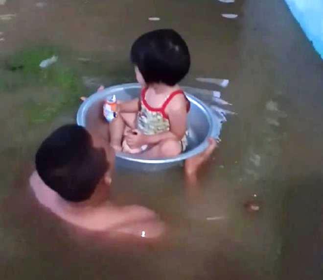 anh: quang ninh nuoc ngap menh mong, bo cho con ngoi chau dua di so tan hinh 3