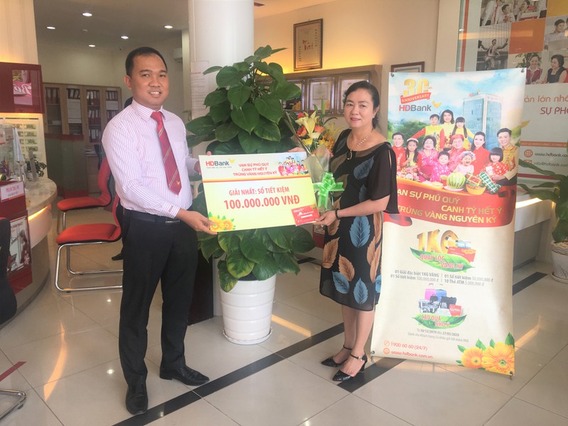 trao giai thuong 1 ky vang cho khach hang hdbank hinh 1