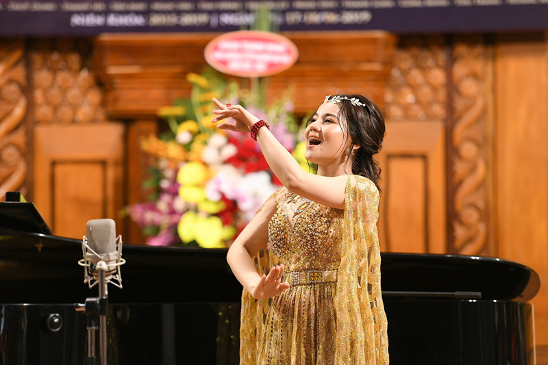 chuyen showbiz: hoa hau ngoc han dinh hon? hinh 9