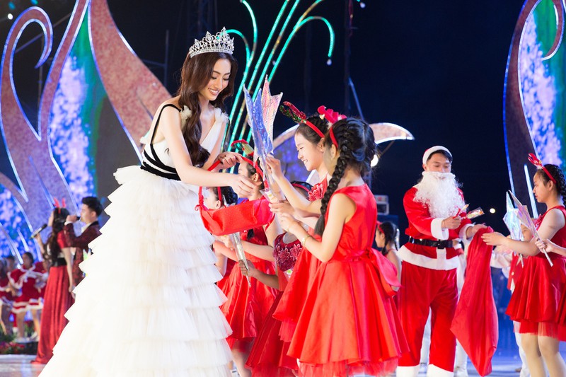 luong thuy linh hoa cong chua tuyet phat qua giang sinh cho cac em nho hinh 9