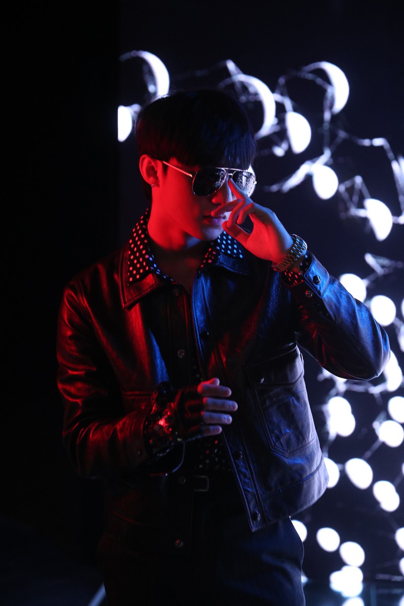 son tung m-tp chiem spotlight voi ve dien trai tai trien lam thoi trang hinh 4