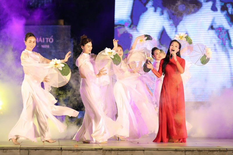 tung bung le hoi duong pho "ha noi - diem den xanh" tai ho guom hinh 10