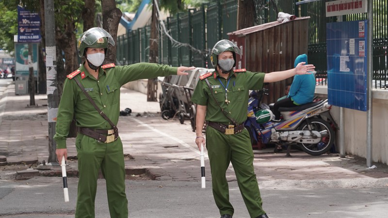 thi sinh deo khau trang kin mit, xep hang gian cach lam thu tuc du thi hinh 18