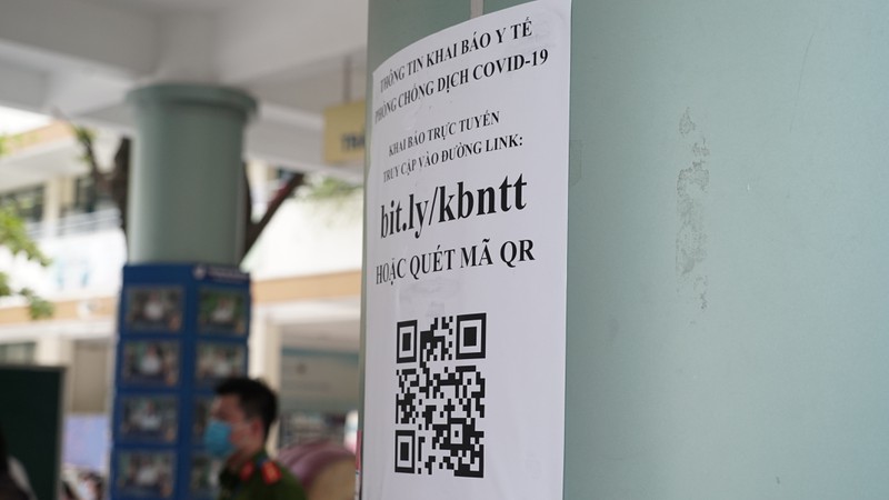 thi sinh deo khau trang kin mit, xep hang gian cach lam thu tuc du thi hinh 21