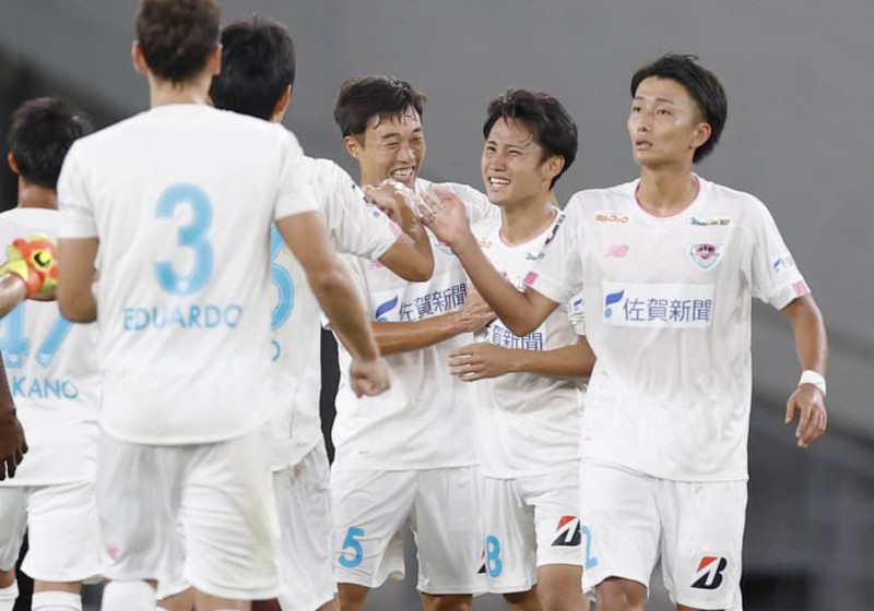 doi bong cu cua fernando torres co 10 ca mac covid-19, j-league nguy co bi hoan hinh 1