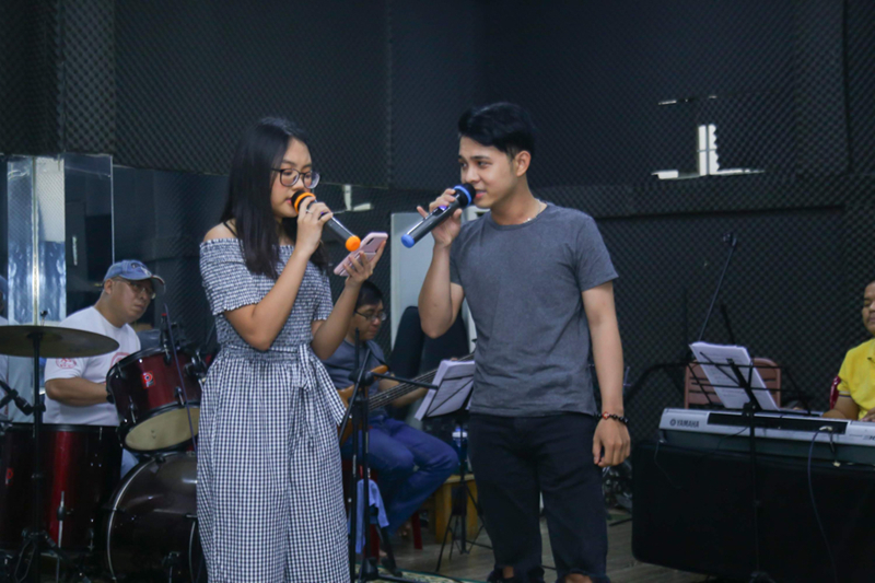 quang le, phuong my chi miet mai tap luyen cho "hat tren que huong 7" hinh 9