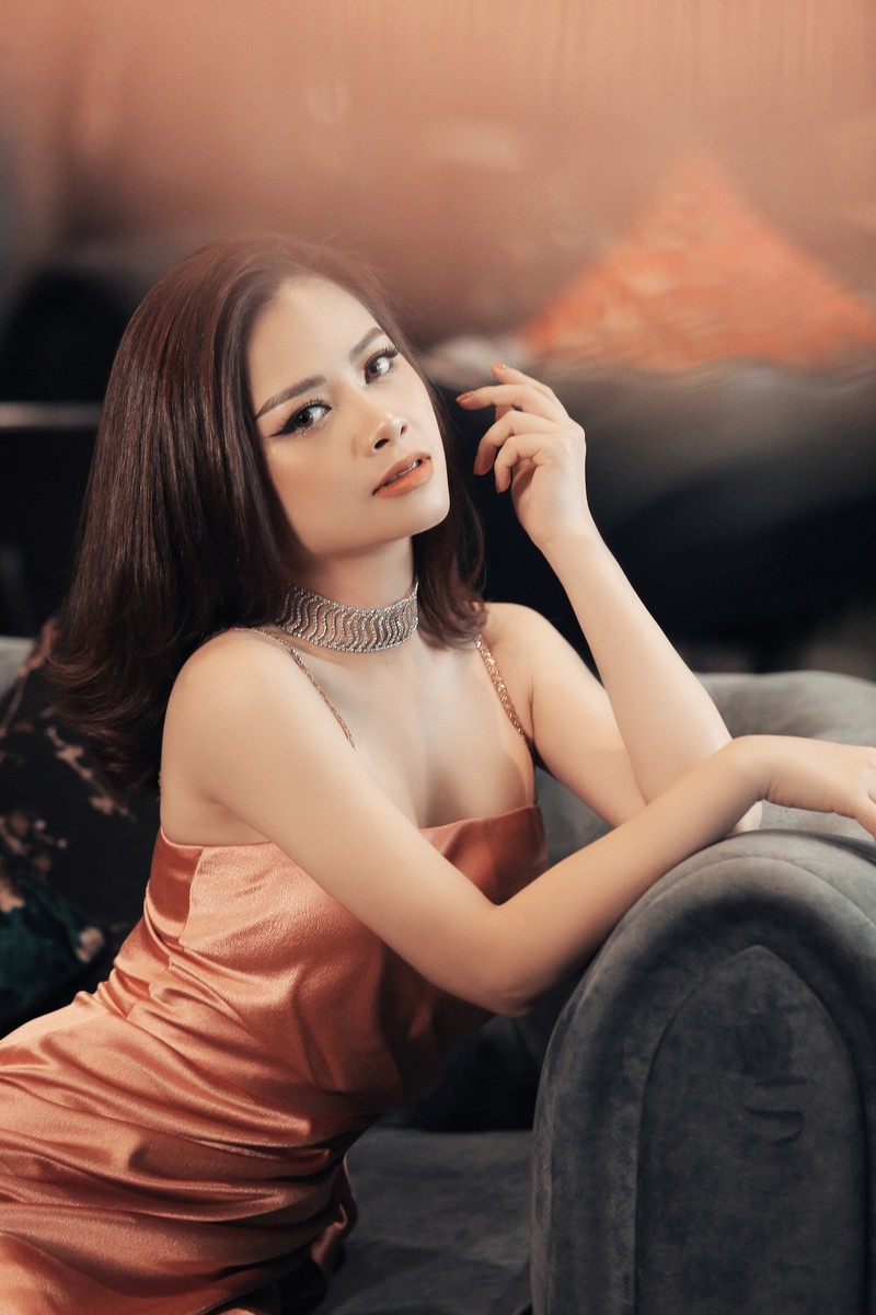duong hoang yen dien vay goi cam, khoe lung tran trong bo anh moi hinh 1