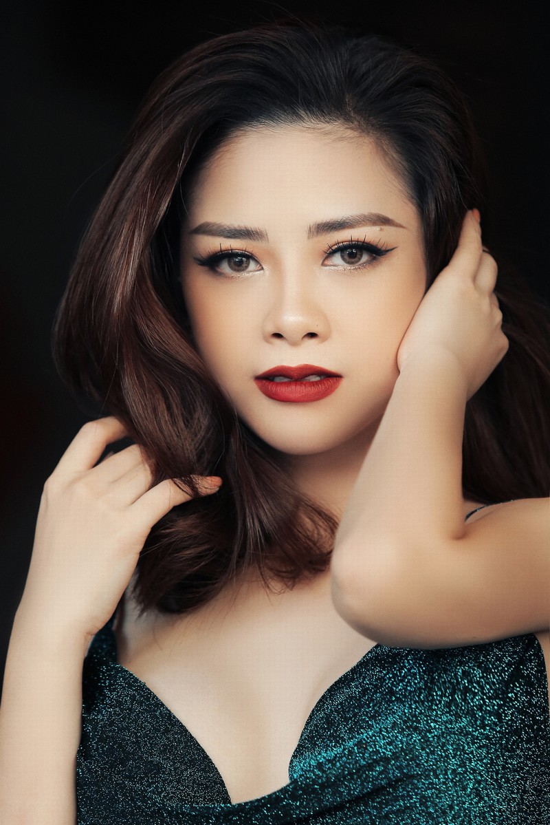 duong hoang yen dien vay goi cam, khoe lung tran trong bo anh moi hinh 9
