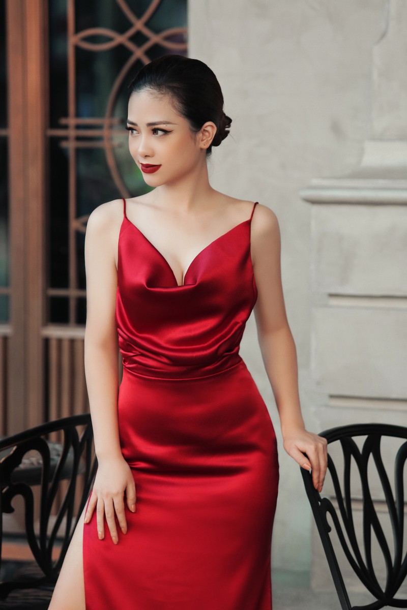 duong hoang yen dien vay goi cam, khoe lung tran trong bo anh moi hinh 5