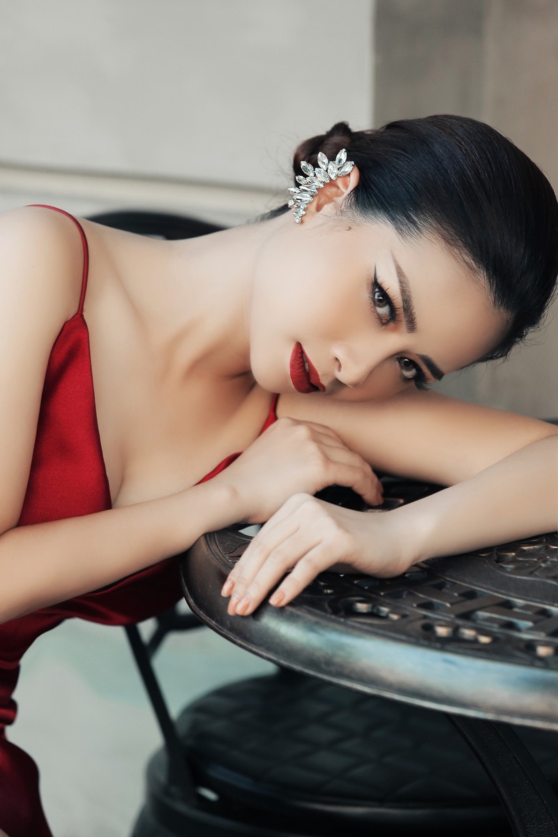 duong hoang yen dien vay goi cam, khoe lung tran trong bo anh moi hinh 6