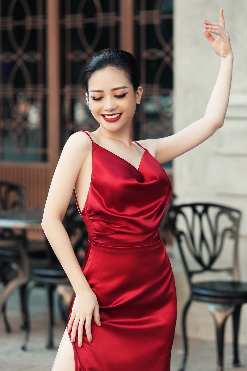 duong hoang yen dien vay goi cam, khoe lung tran trong bo anh moi hinh 7