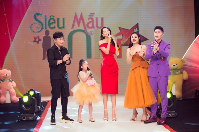 hoa hau tieu vy rang ro khi lan dau ngoi ghe giam khao "sieu mau nhi" hinh 12