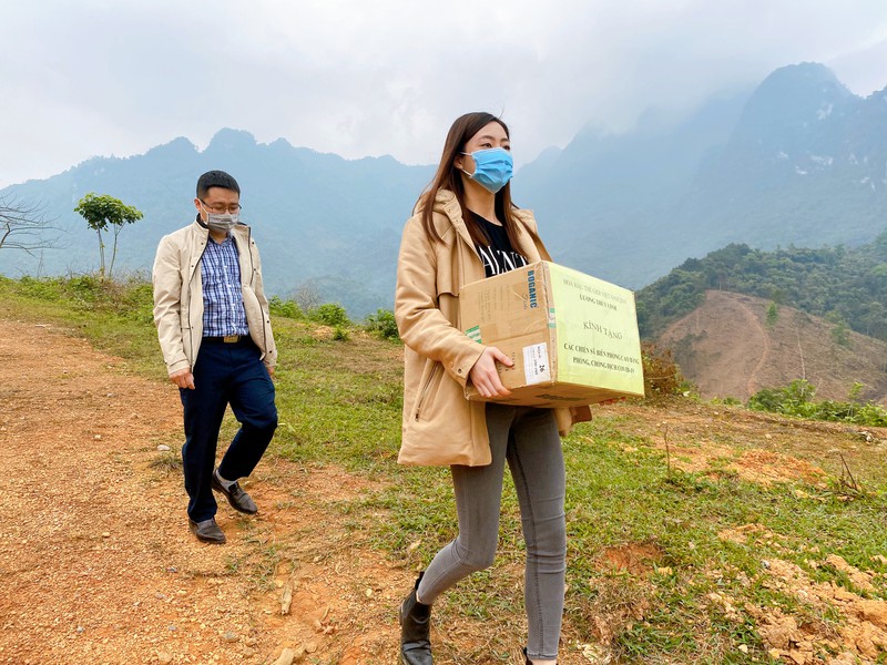 hoa hau luong thuy linh tham va tang qua cac chien si chong dich noi bien gioi hinh 1