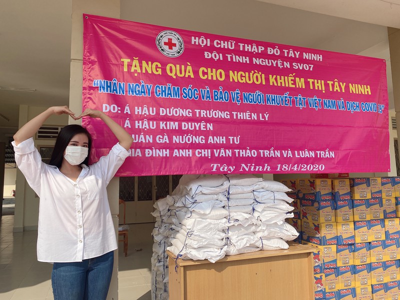 a hau kim duyen ung ho 1 tan gao cho nguoi khiem thi o tay ninh hinh 1