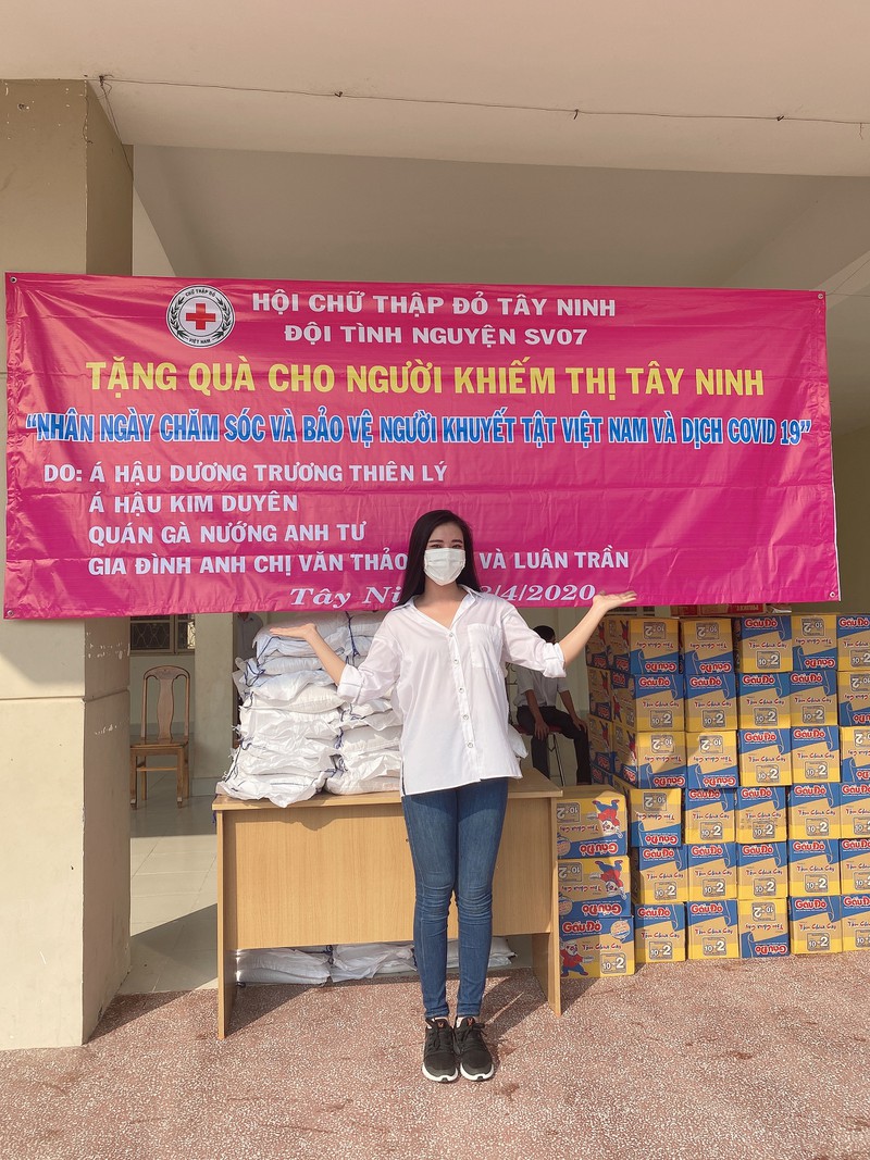 a hau kim duyen ung ho 1 tan gao cho nguoi khiem thi o tay ninh hinh 2