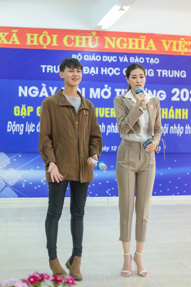 hoa hau khanh van dien tuxedo song ca cung hoc sinh tai binh dinh hinh 9