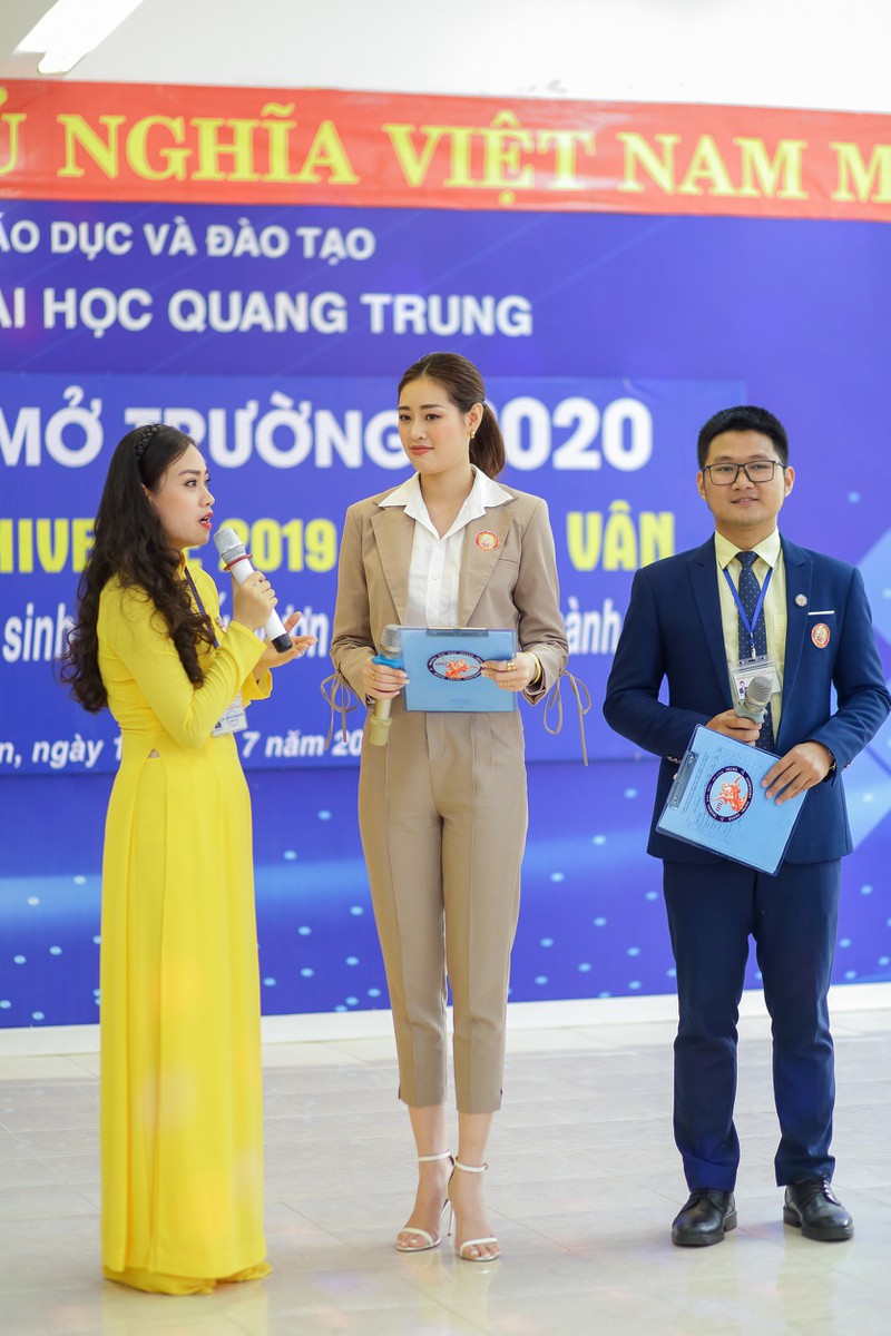 hoa hau khanh van dien tuxedo song ca cung hoc sinh tai binh dinh hinh 4