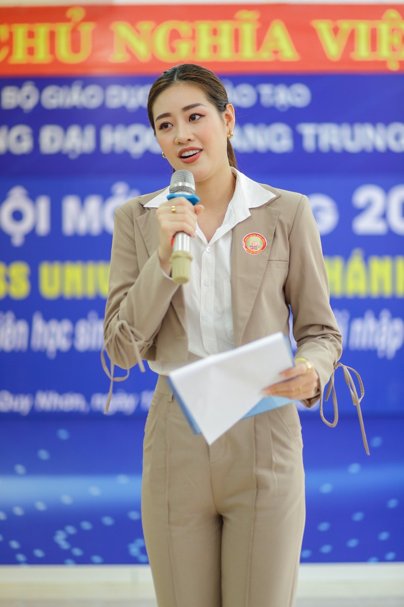 hoa hau khanh van dien tuxedo song ca cung hoc sinh tai binh dinh hinh 7