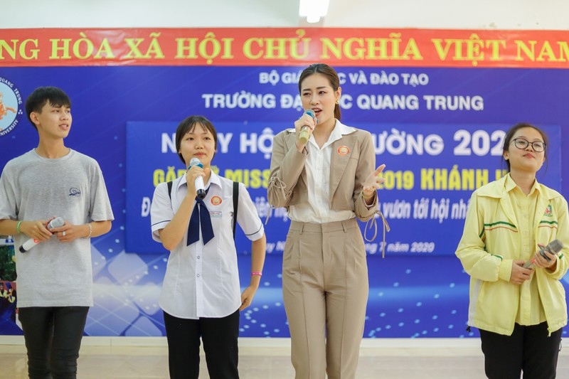 hoa hau khanh van dien tuxedo song ca cung hoc sinh tai binh dinh hinh 10