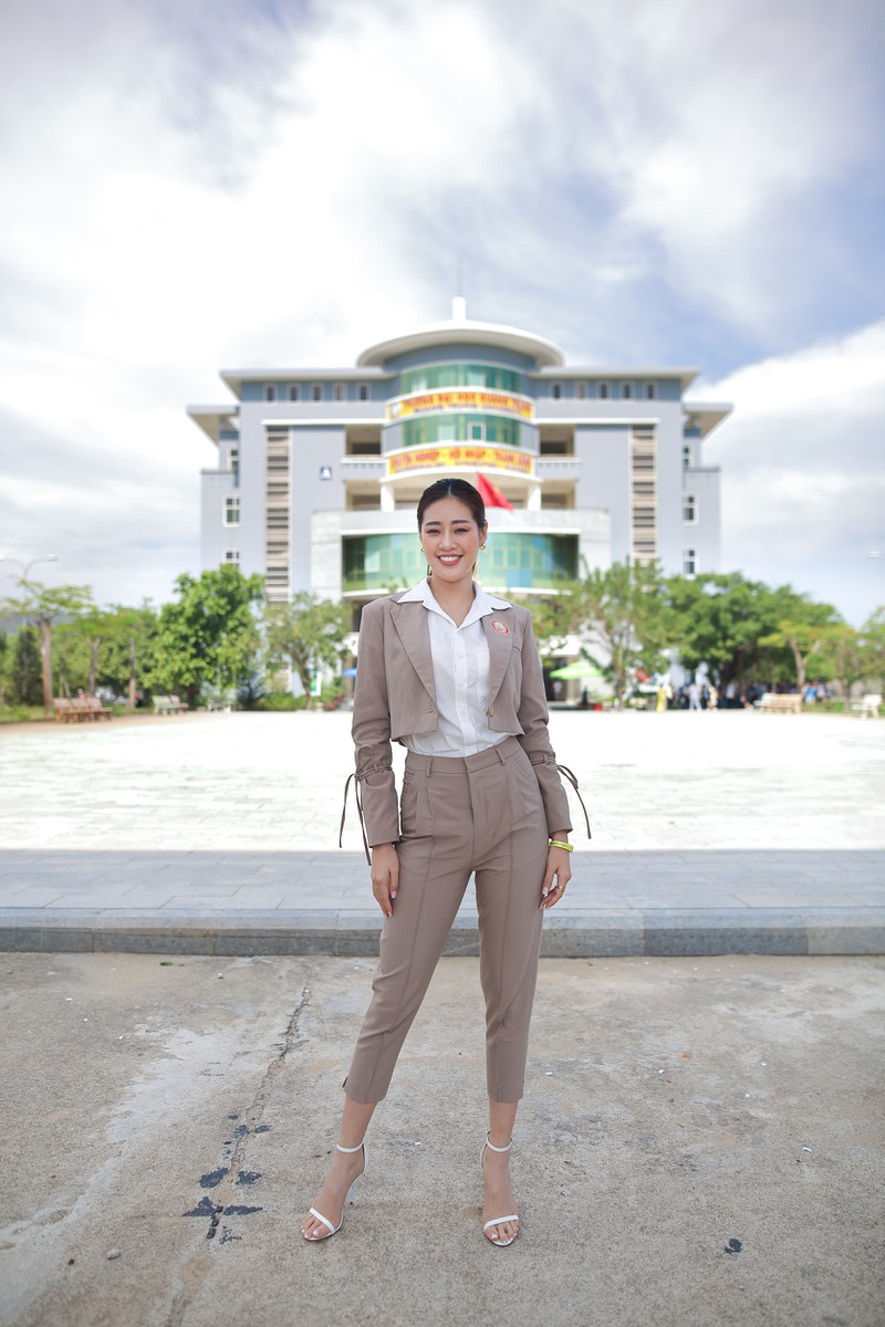 hoa hau khanh van dien tuxedo song ca cung hoc sinh tai binh dinh hinh 1
