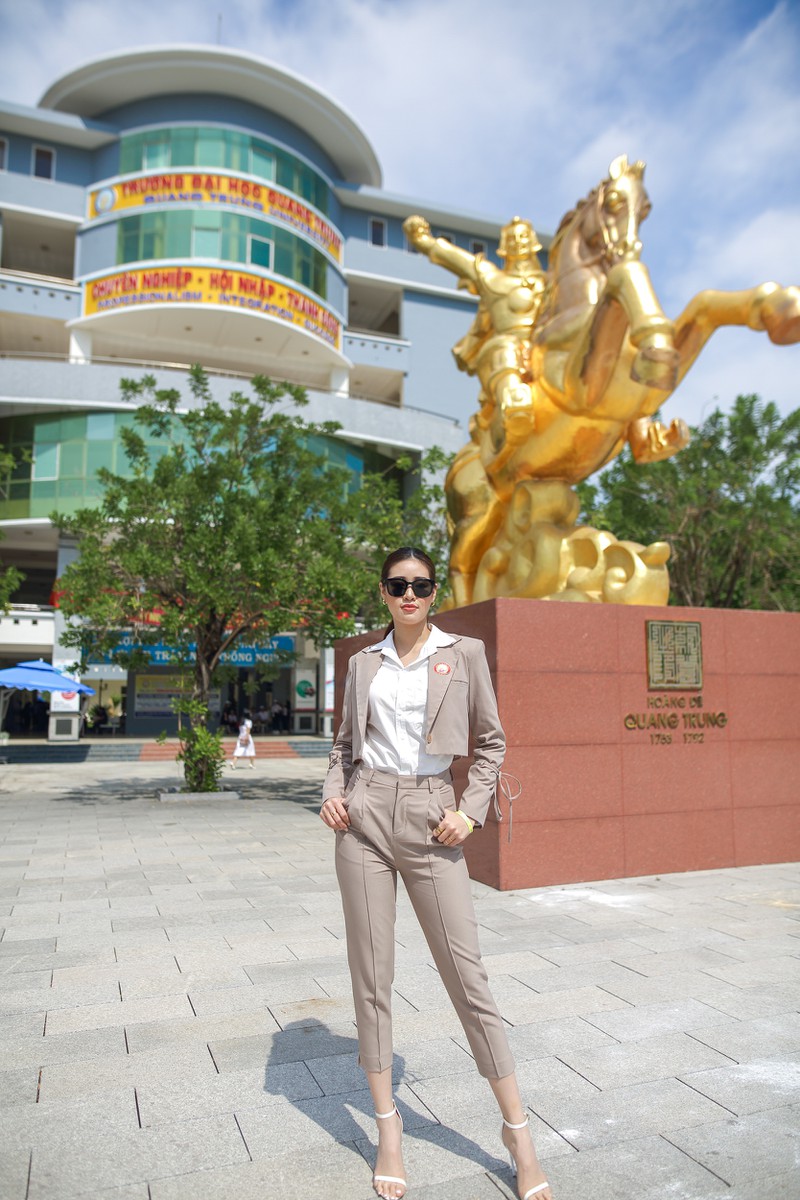hoa hau khanh van dien tuxedo song ca cung hoc sinh tai binh dinh hinh 2