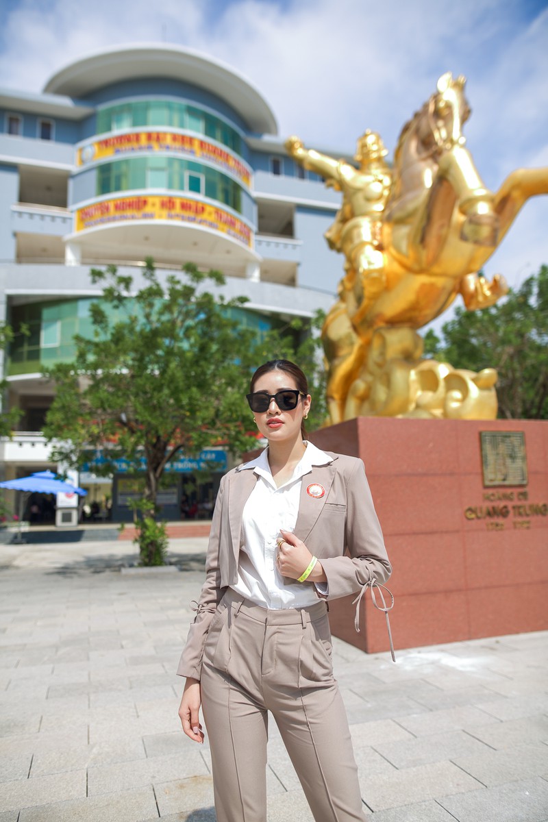 hoa hau khanh van dien tuxedo song ca cung hoc sinh tai binh dinh hinh 3
