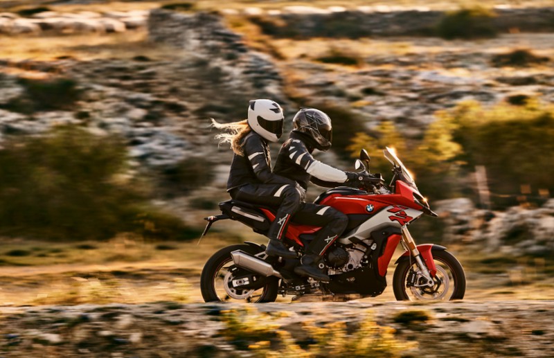 bmw motorrad s 1000 xr 2020: tang cong suat, giam can nang hinh 2