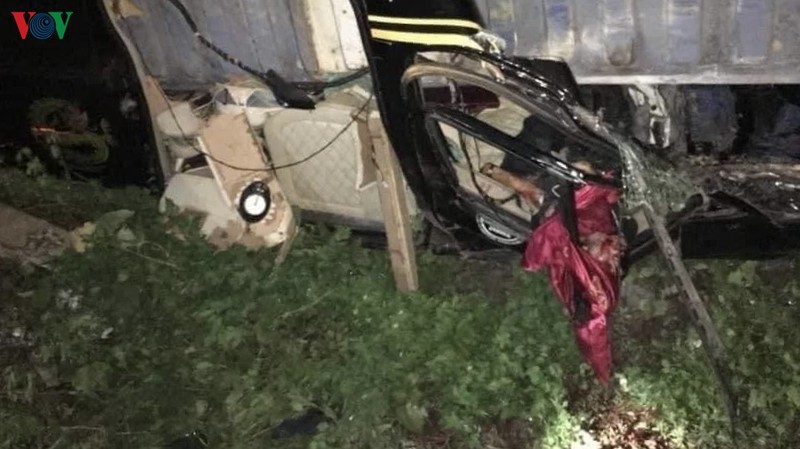 hien truong vu container de xe limousine, nu giam doc va 2 nguoi tu nan hinh 6
