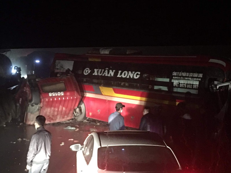 xe khach doi dau xe bon dau keo, ca bin roi xuong duong  hinh 1