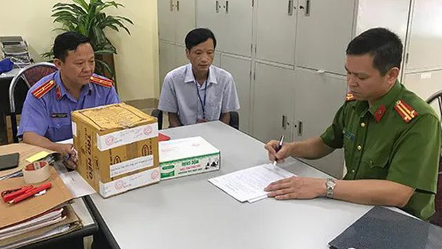 mang min tu che den nha dan roi kich no vi khong doi duoc no hinh 1