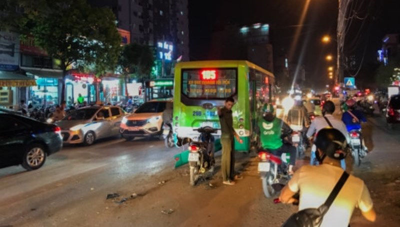 mazda cx5 "quet qua" hang loat xe tren duong ha noi toi qua hinh 1