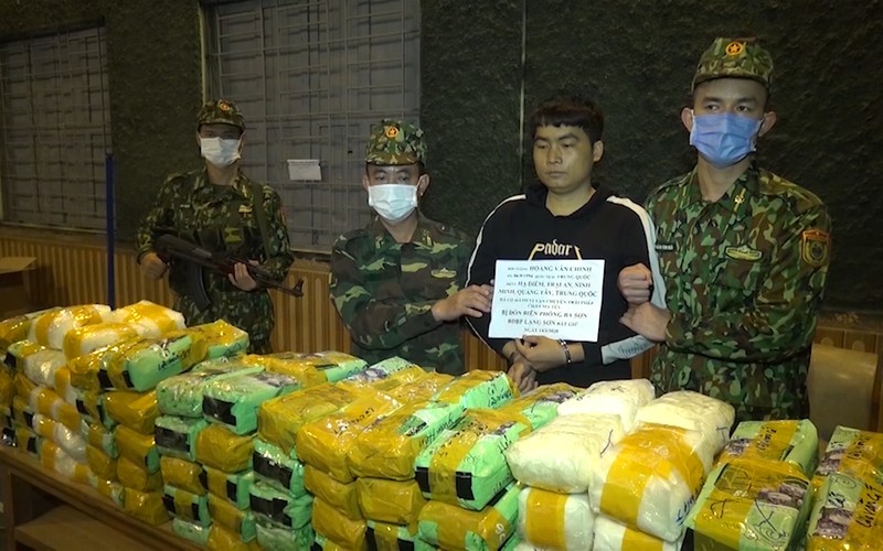 bat doi tuong van chuyen 246kg ma tuy da hinh 1