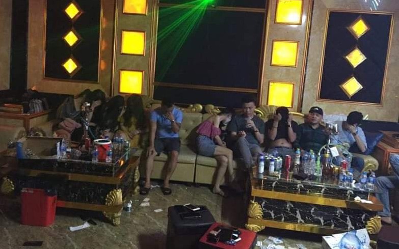 khoi to 1 bi can vu 76 nguoi "mo tiec" ma tuy trong quan karaoke hinh 1
