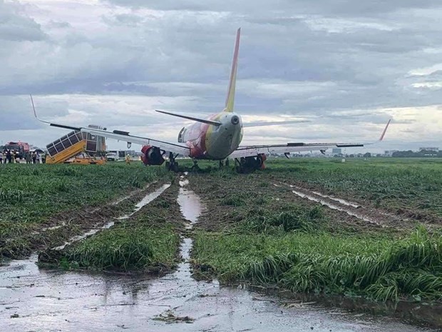 toan bo qua trinh hon 18 gio giai cuu may bay vietjet truot khoi duong bang hinh 1