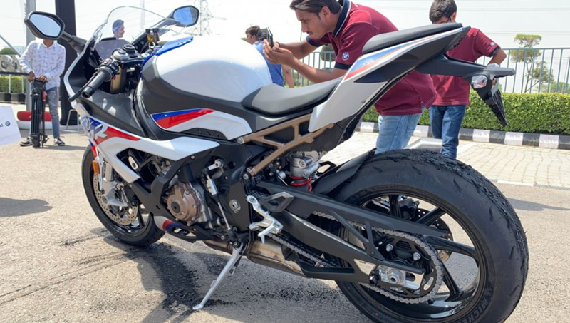 ro ri hinh anh ban phac thao chiec bmw s1000rr supercharged hinh 2