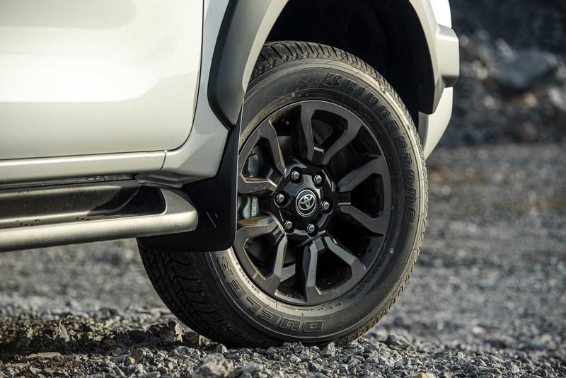 kham pha nhung trang bi moi tren toyota hilux 2020 hinh 6