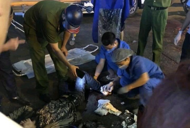 nguoi dan ong bi chem guc giua duong pho ha noi hinh 1
