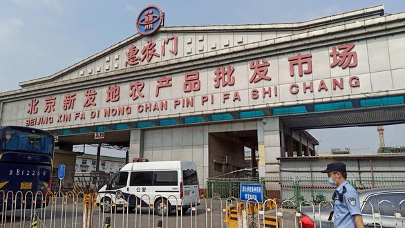 hang loat quan chuc bi mat chuc do de bung phat dich covid-19 o bac kinh hinh 1