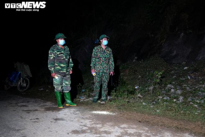 anh: cang mat, lanh run nguoi tuan tra chan nhap canh trai phep trong dem hinh 6